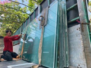 Ảnh: Đại Quang Minh đang thu mua kính cường lực Bình Tân