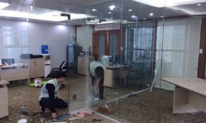 Ảnh: Dịch vụ tháo dỡ kính cường lực Quận Bình Thạnh uy tín