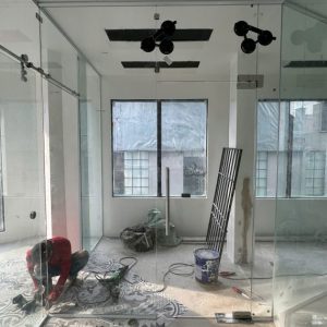 Ảnh: Dịch vụ tháo dỡ kính cường lực Quận Tân Phú nhanh chóng, an toàn