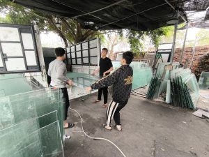 Ảnh: Dịch vụ thu mua kính cường lực Quận 5 giúp tiết kiệm thời gian