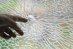 Top 4 Nguyên nhân làm kính cường lực bị vỡ