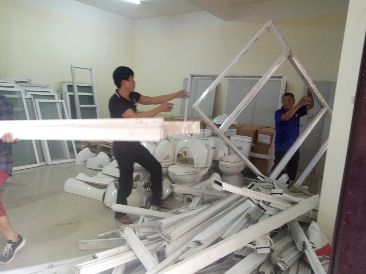 Ảnh: Cần thanh lý cửa kính cường lực